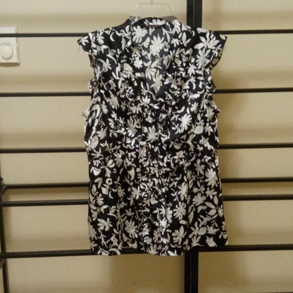 Violet and Claire large button up black and white floral blouse